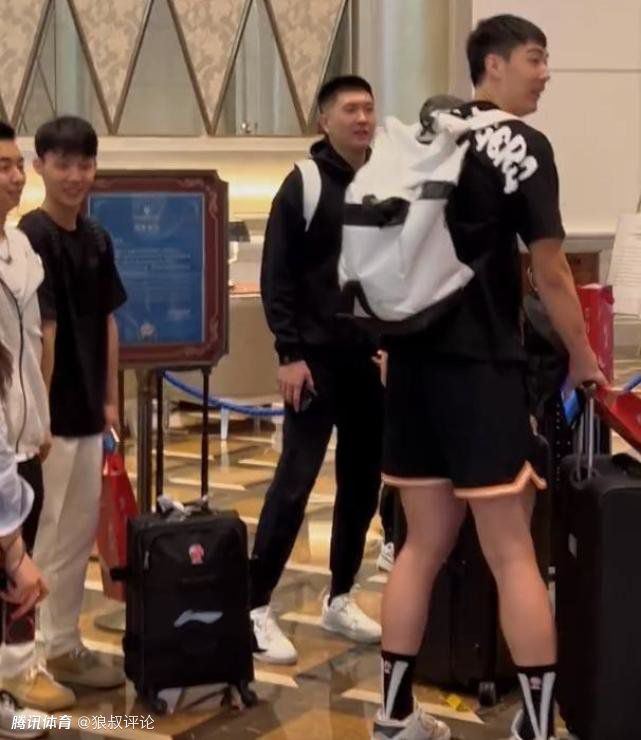 forzaroma表示，佩莱格里尼必须在接下来的比赛中用进球或助攻重新赢得球迷们的信任和支持。